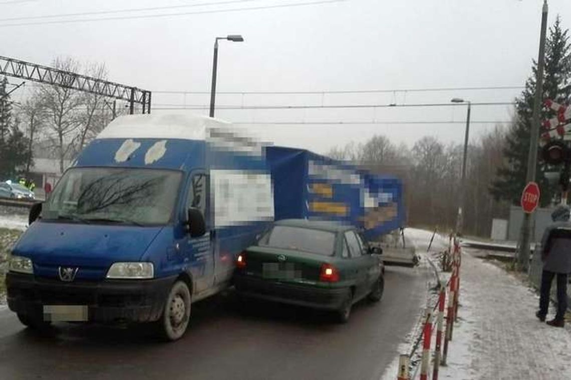 Nie zdążył zjechać z torów, miał bardzo dużo szczęścia [foto]