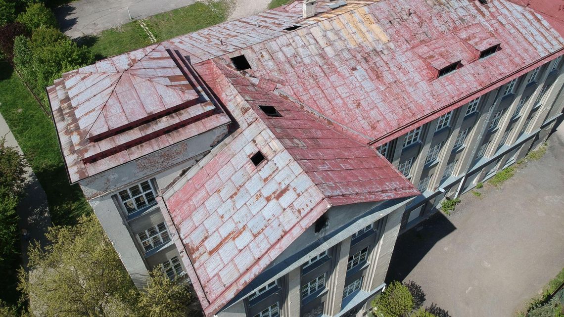 Nie znaleźli podpalaczy dawnej szkoły. Zaczyna się rozbiórka sali gimnastycznej Nie znaleźli podpalaczy dawnej szkoły. Zaczyna się rozbiórka sali gimnastycznej