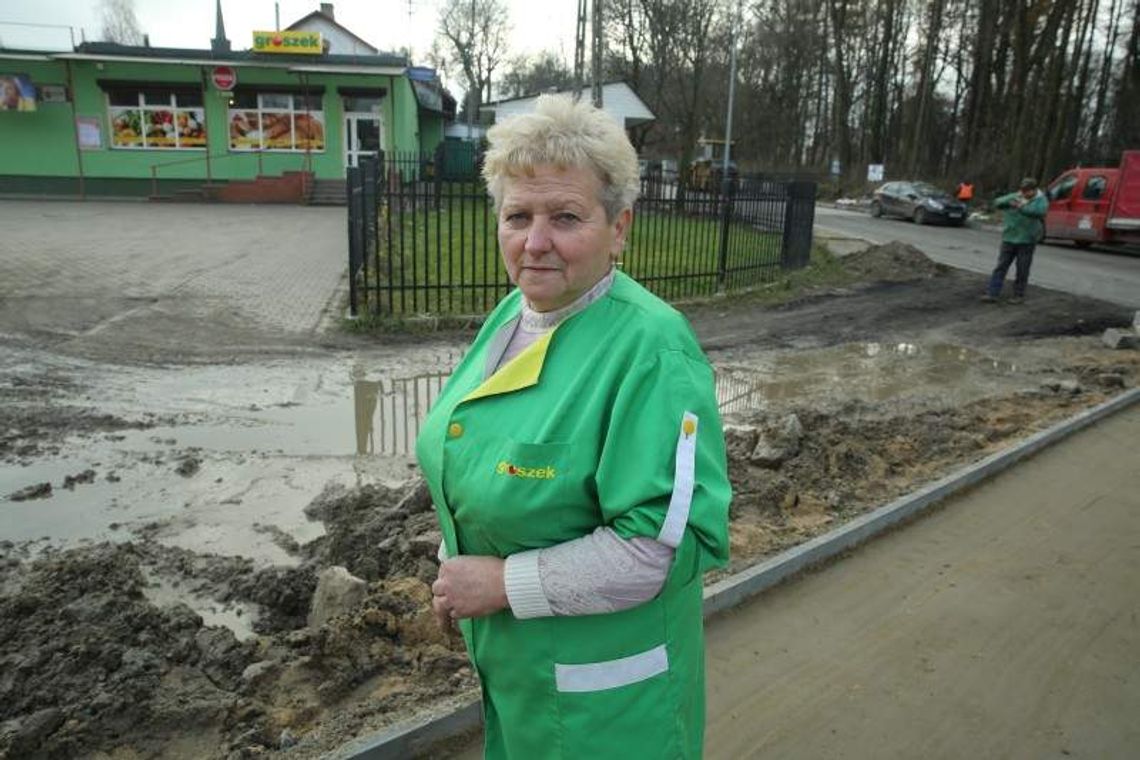 Nie zrobili im dojazdu do sklepu. Bo właścicielką jest żona radnego z opozycji?