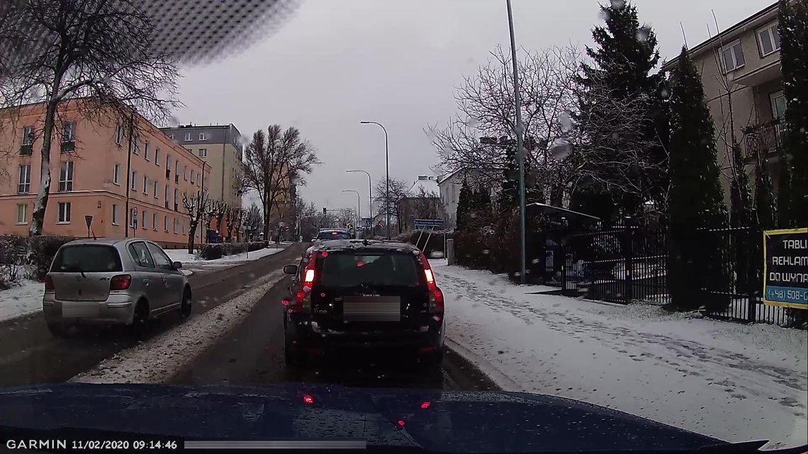 Niebezpieczna sytuacja na drodze w Lublinie. Kierowca jechał pod prąd i niemal wjechał w pieszego [wideo]