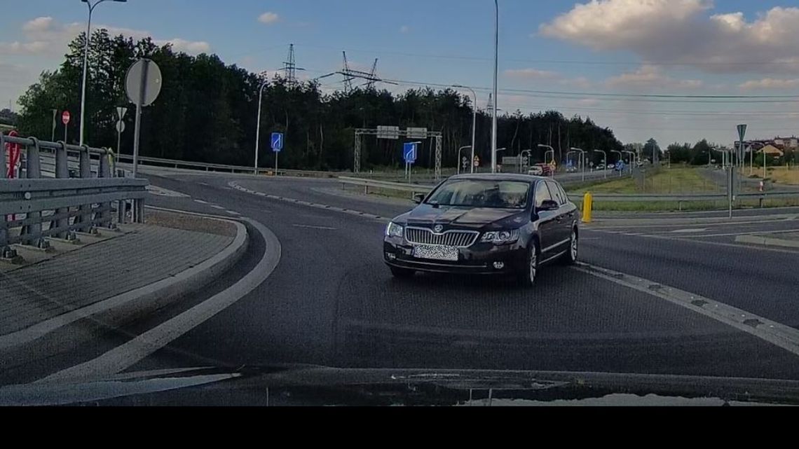 Niebezpieczna sytuacja na rondzie koło os. Borek. Skoda wjechała pod prąd [wideo]