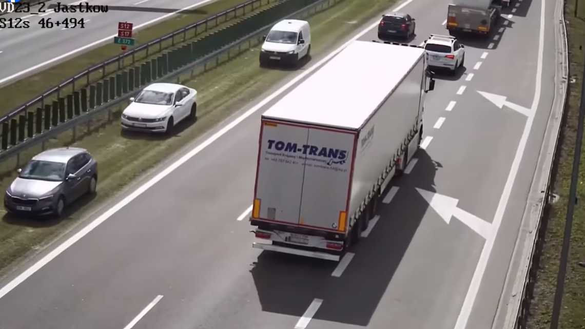 Niebezpieczne manewry na S12. Kierowcy pojechali pod prąd