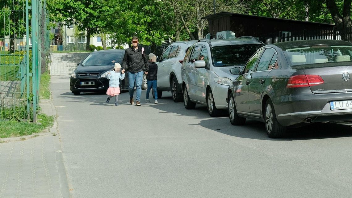 Niebezpiecznie pod podstawówką w Lublinie. Kierowcy gdyby mogli, wjechaliby do szkoły
