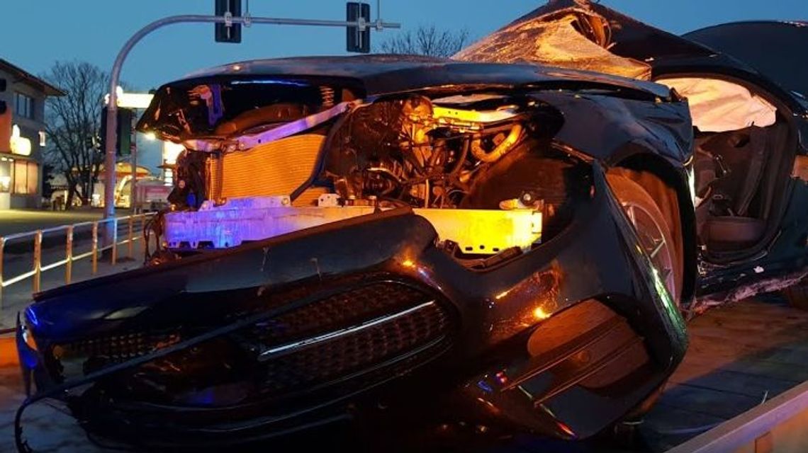 Niebezpiecznie w świąteczną noc. Mercedes wbił się w opla i roztrzaskał na słupie Niebezpiecznie w świąteczną noc. Mercedes wbił się w opla i roztrzaskał na słupie