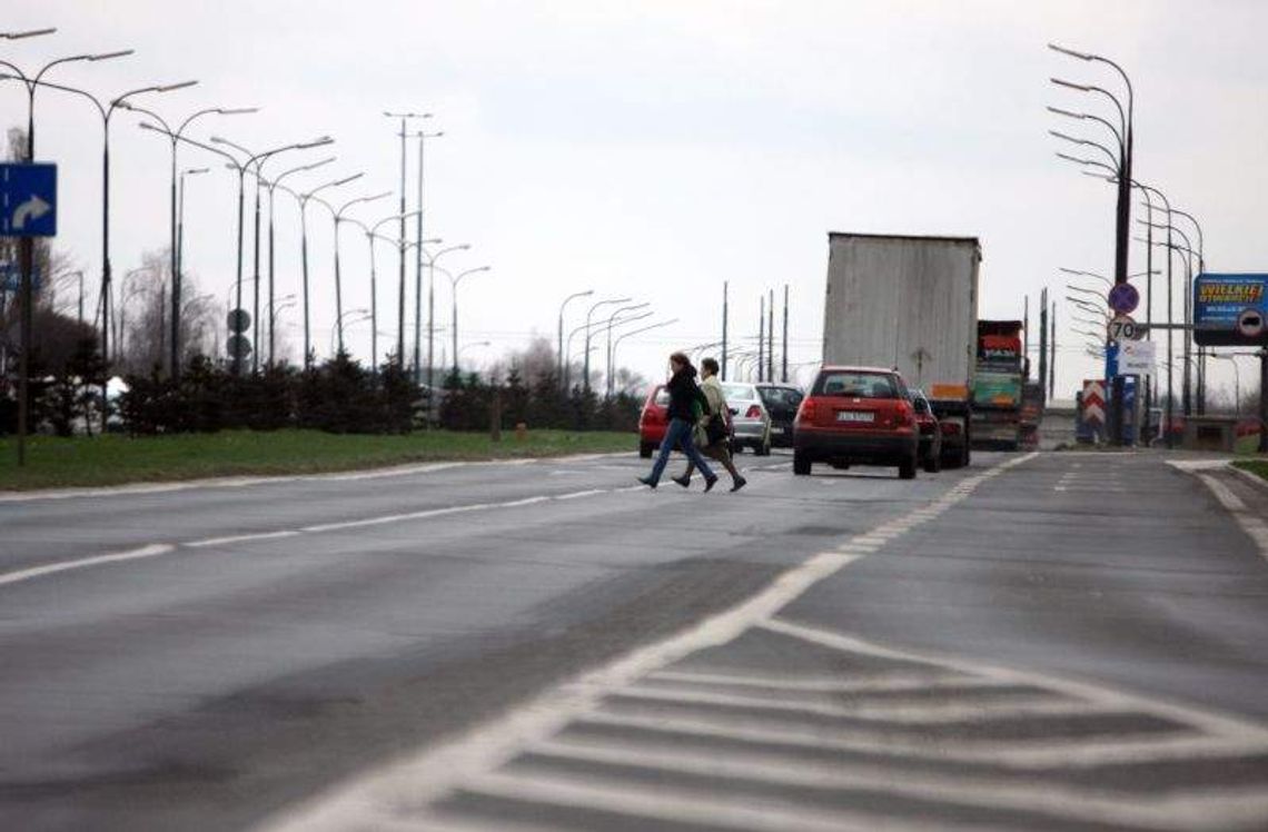 Niebezpieczny bieg po zakupy. Skracają sobie drogę do Felicity