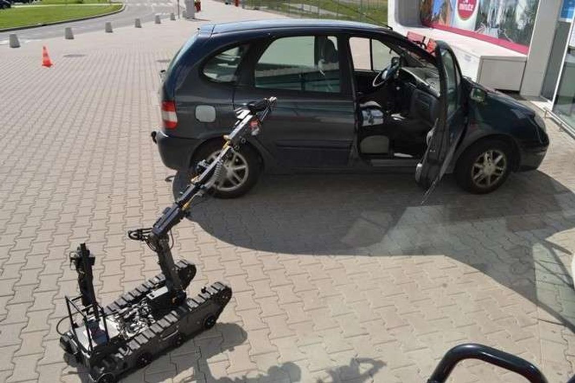 Niebezpieczny ładunek na lotnisku. Jak sobie poradziły służby? Niebezpieczny ładunek na lotnisku. Jak sobie poradziły służby?