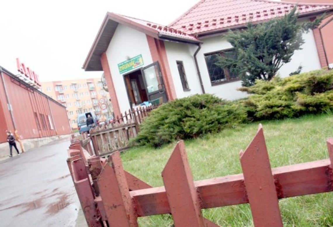 Niebezpieczny metalowy płotek wokół sklepu Niebezpieczny metalowy płotek wokół sklepu