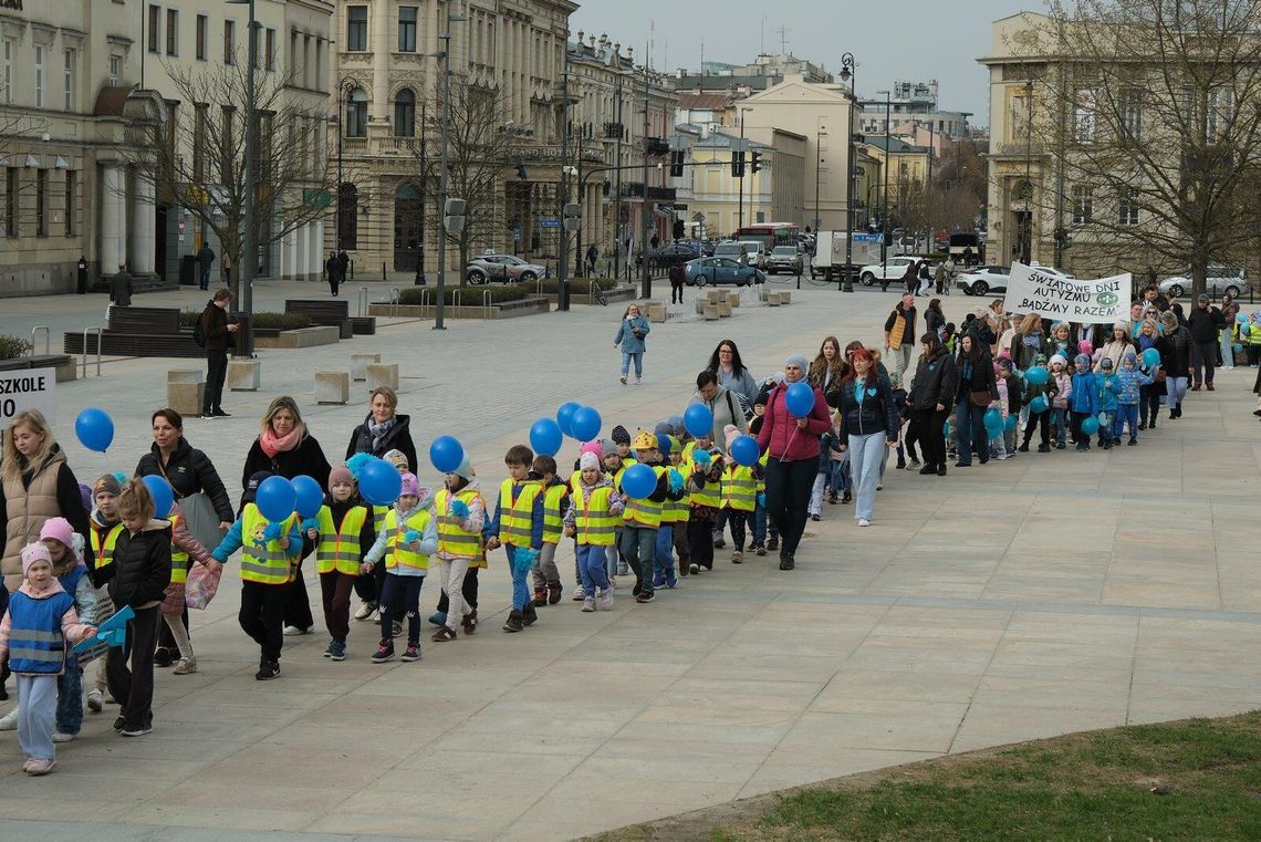 Niebieskie balony w centrum Lublina. Spacer solidarności z autystykami
