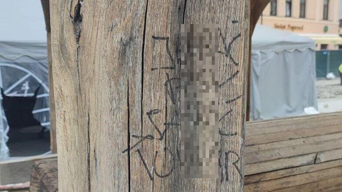 Niecenzuralne bazgroły na wyremontowanej studni na pl. Łuczkowskiego. W Chełmie będzie miejski monitoring