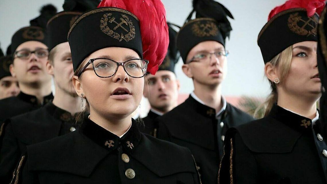 "Niech żyje górniczy stan". Ci młodzi kiedyś zjadą pod ziemię "Niech żyje górniczy stan". Ci młodzi kiedyś zjadą pod ziemię