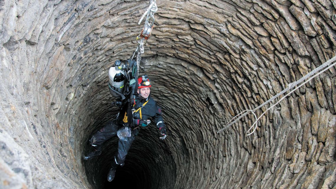 Niecodzienna akcja strażaków. 46 metrów w głąb studni