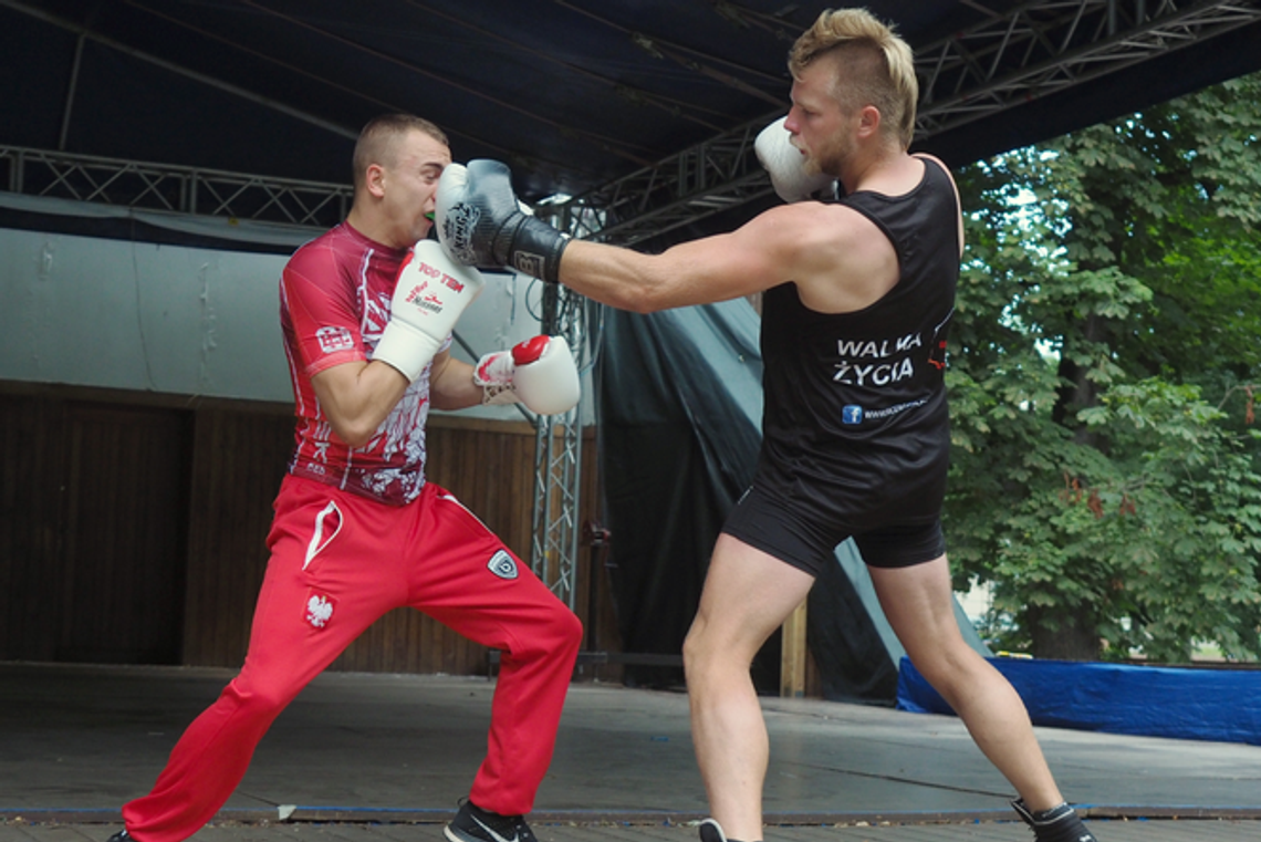 Niecodzienna walka w Ogrodzie Saskim. Nie chodziło o zwykły sparing, Kuba ma ważny cel