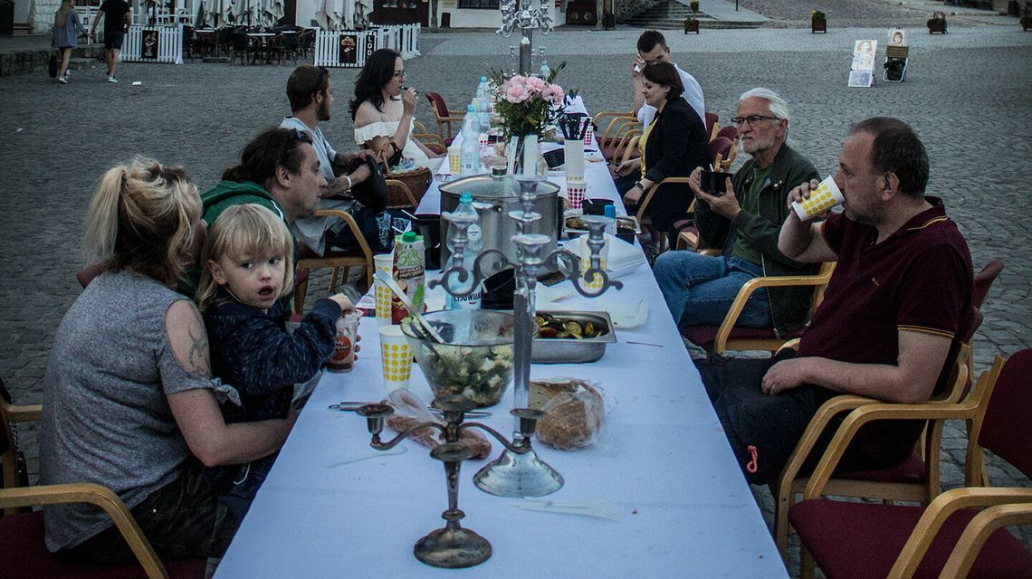 Niecodzienne spotkanie na Rynku w Kazimierzu. Mieszkańcy zasiedli do wspólnej kolacji Niecodzienne spotkanie na Rynku w Kazimierzu. Mieszkańcy zasiedli do wspólnej kolacji