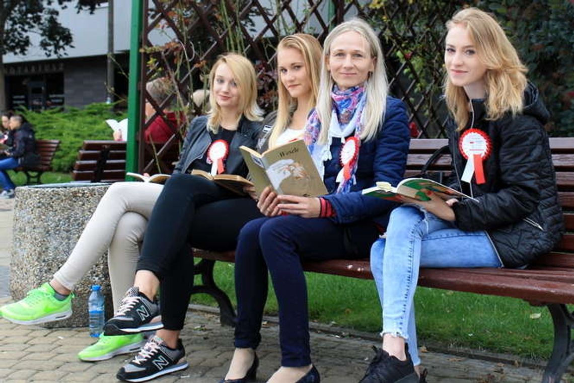 Niecodzienny widok w centrum miasta. Kilkadziesiąt osób z książkami w dłoni Niecodzienny widok w centrum miasta. Kilkadziesiąt osób z książkami w dłoni