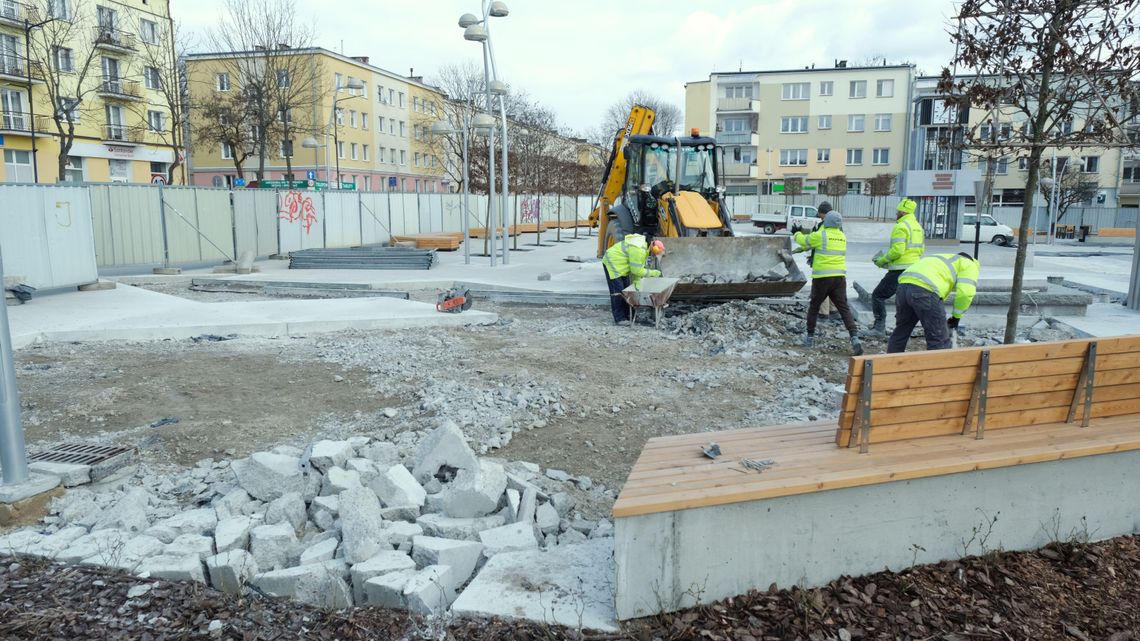 Niedawno otworzyli nowy plac, a teraz go skuwają. "Wyborcze fajerwerki zakończyły się katastrofą" Niedawno otworzyli nowy plac, a teraz go skuwają. "Wyborcze fajerwerki zakończyły się katastrofą"