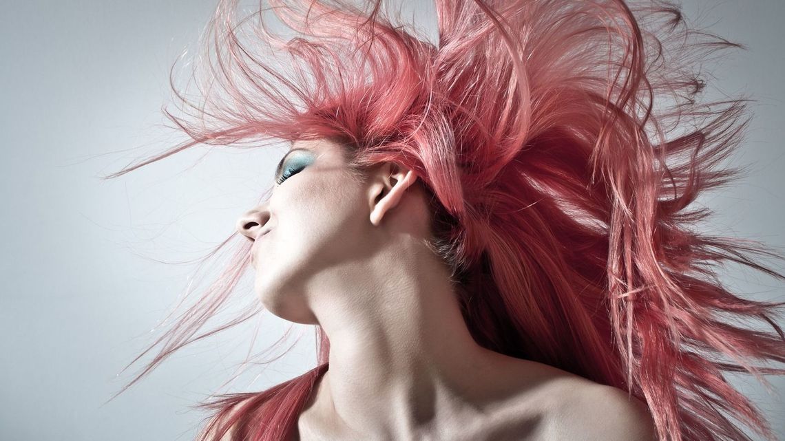 Niedługo Andrzejki! Dowiedz się od czego zacząć przygotowania – fryzury czy makijażu?