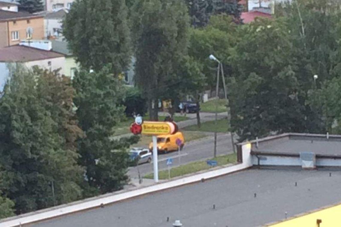 Niedowidząca kobieta weszła między auto a lawetę. Trafiła do szpitala