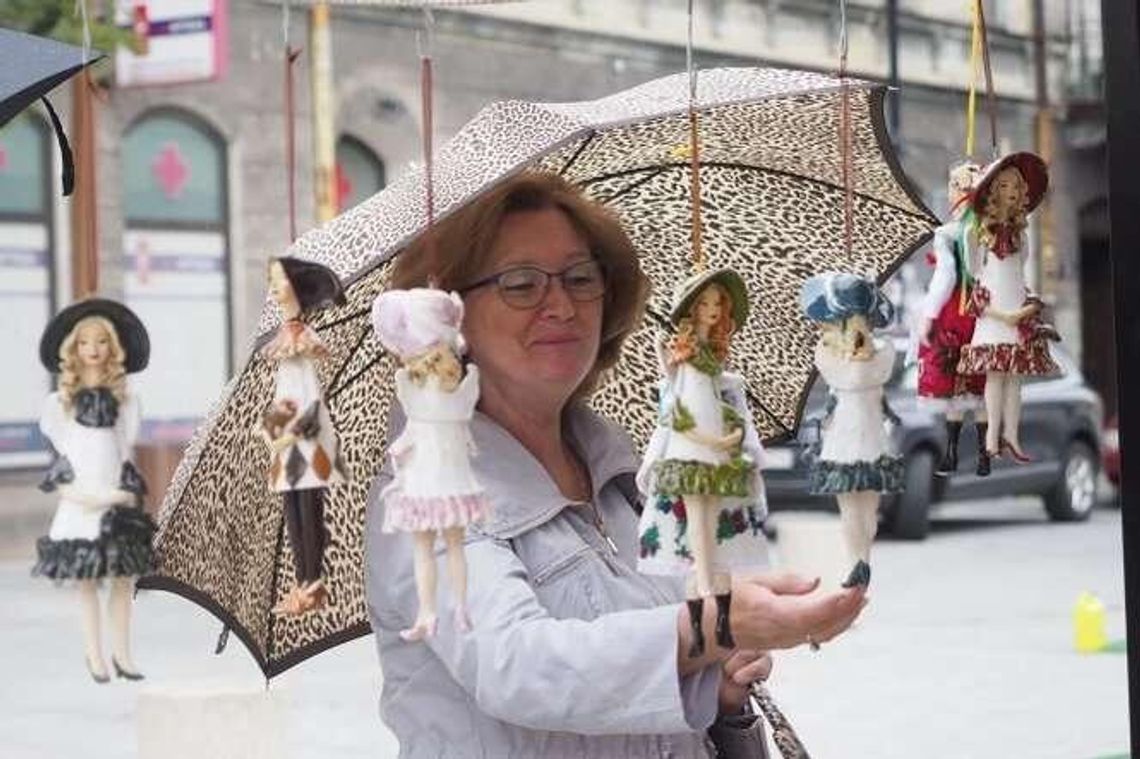 Niedziela na Jarmarku Jagiellońskim w Lublinie. Pogoda nie odstraszyła chętnych Niedziela na Jarmarku Jagiellońskim w Lublinie. Pogoda nie odstraszyła chętnych