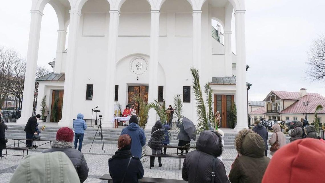 Niedziela Palmowa w Lublinie. Ołtarz na schodach kościoła
