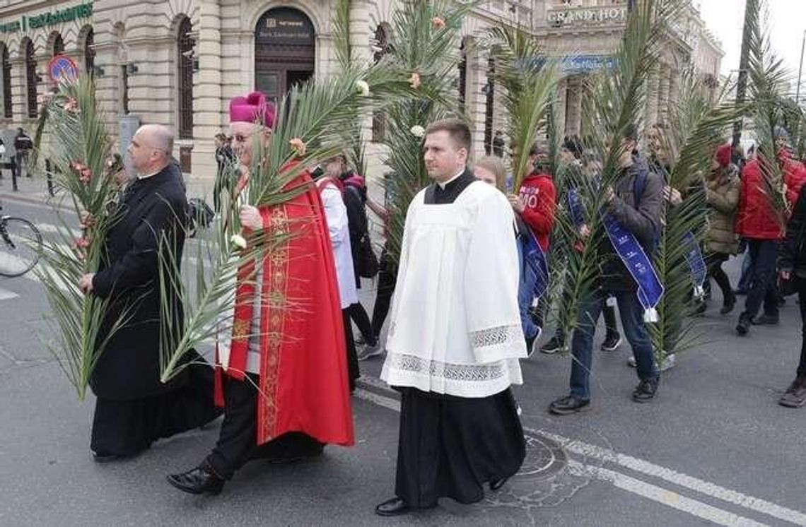 Niedziela Palmowa w Lublinie. Wierni przeszli z palmami do archikatedry