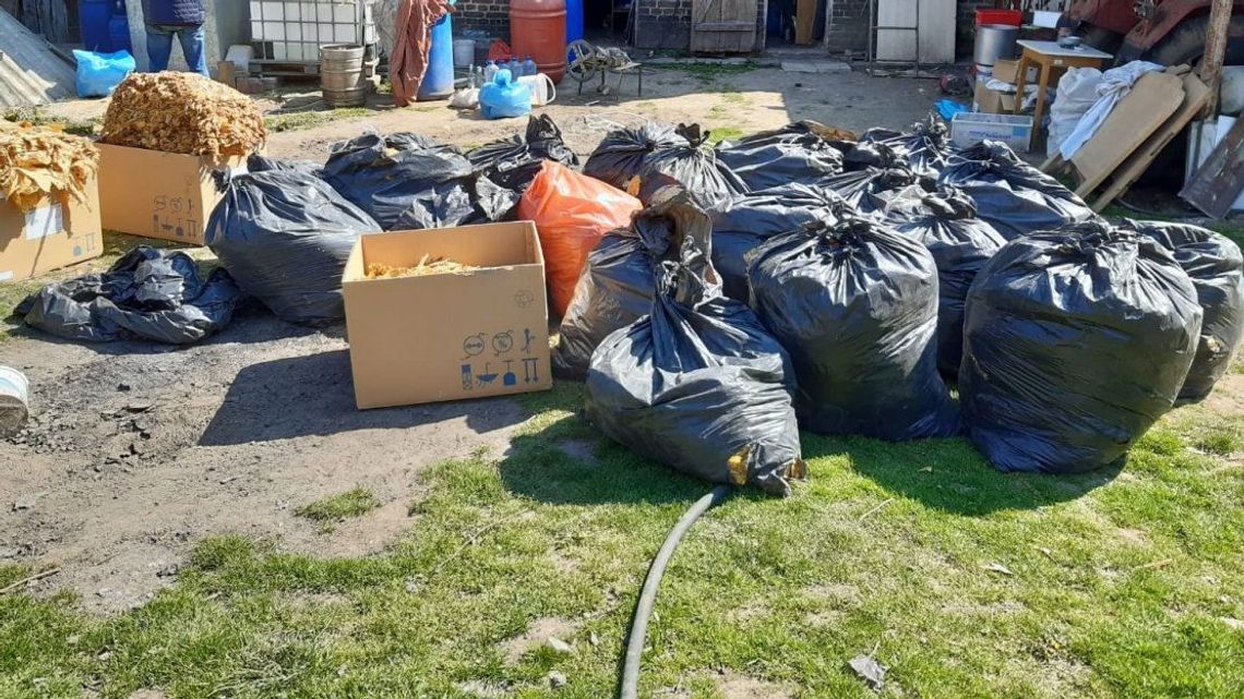 Nielegalna gorzelnia w okolicy Nałęczowa. W stodole były też maszyny do obróbki tytoniu