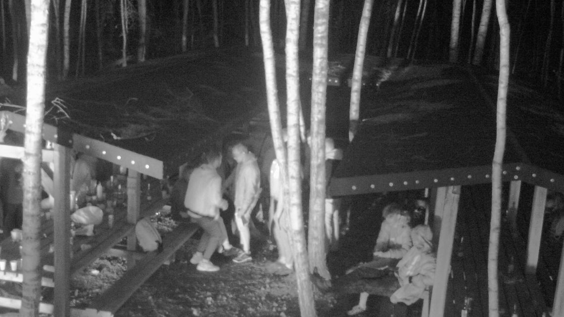 Nielegalna impreza w rekonstruowanym obozie w Klimkach. Kilku uczestników przeprosiło Nielegalna impreza w rekonstruowanym obozie w Klimkach. Kilku uczestników przeprosiło