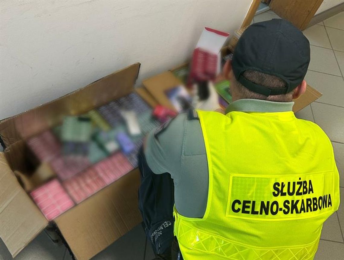 Funkcjonariusze Służby Celno-Skarbowej z Białej Podlaskiej i Zamościa udaremnili wprowadzenie do obrotu nielegalnych wyrobów tytoniowych. W wyniku przeprowadzonych kontroli zabezpieczono zarówno papierosy, jak i e-papierosy bez wymaganych znaków akcyzy.