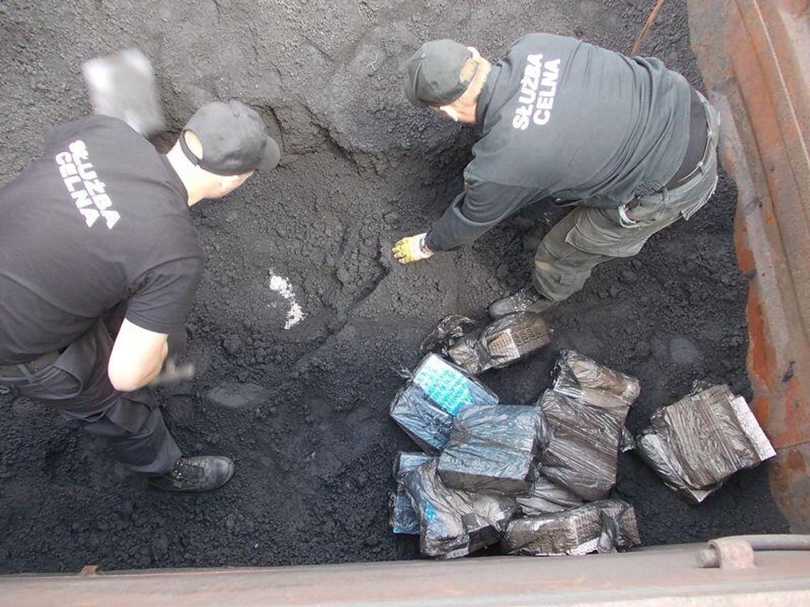 Nielegalne papierosy ukryli pod rudą żelaza