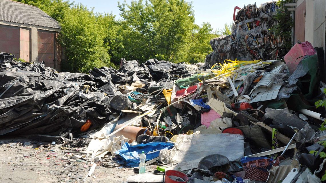 Nielegalne składowisko w centrum miasta. Odpady przewiozą do innego powiatu?