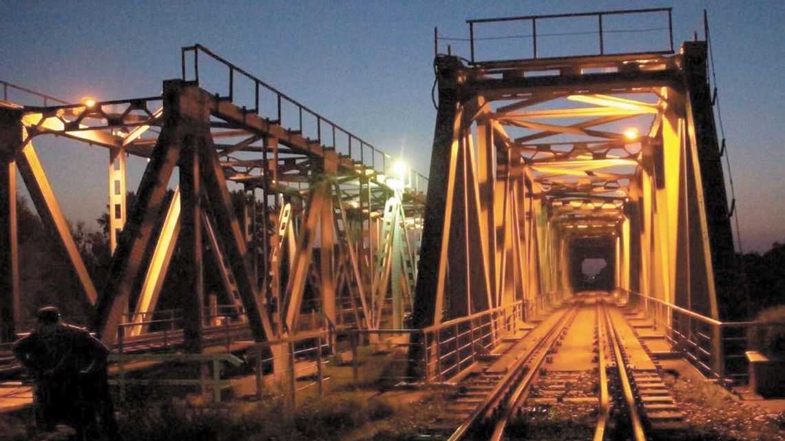 Nielegalni goście z Bangladeszu na moście kolejowym