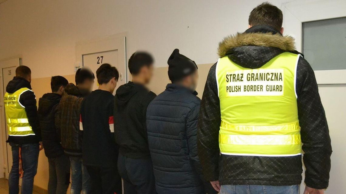 Nielegalni imigranci chcieli trafić na zachód Europy. Pomylili jednak ciężarówki i podróżowali do Rosji [zdjęcia]