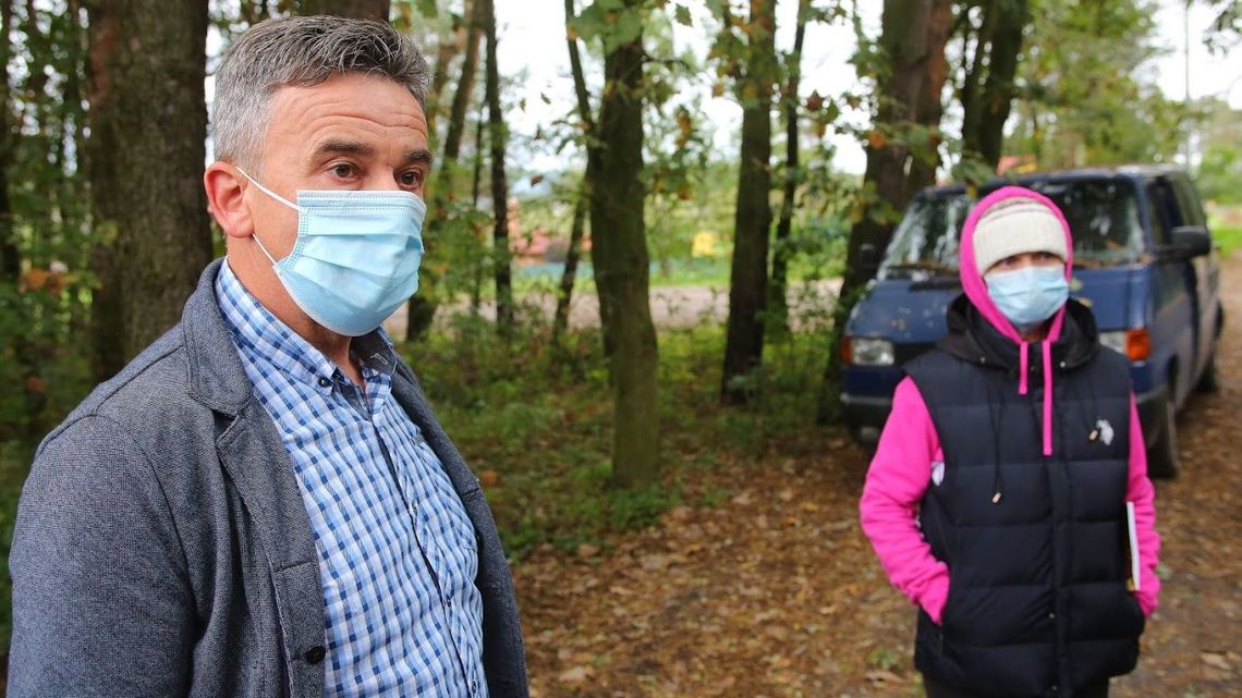 Nielegalny warsztat demontażu samochodów w parku krajobrazowym. Policja zajęła się sprawą