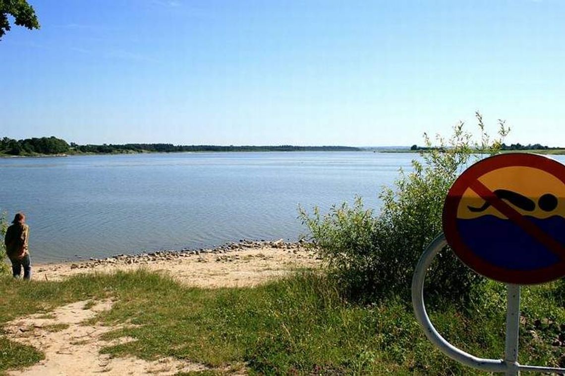 Nielisz, Zwierzyniec. Ludzie na brzegu, sinice pływają