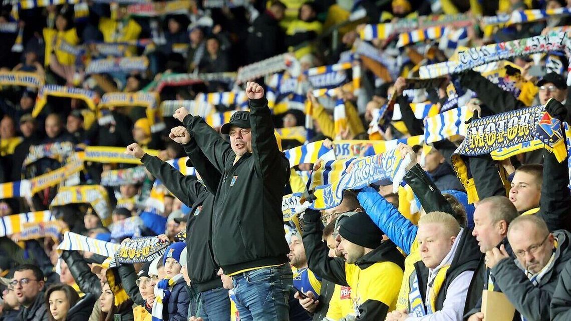 Niemal 14 tysięcy kibiców wspierało Motor w meczu z Pogonią Szczecin