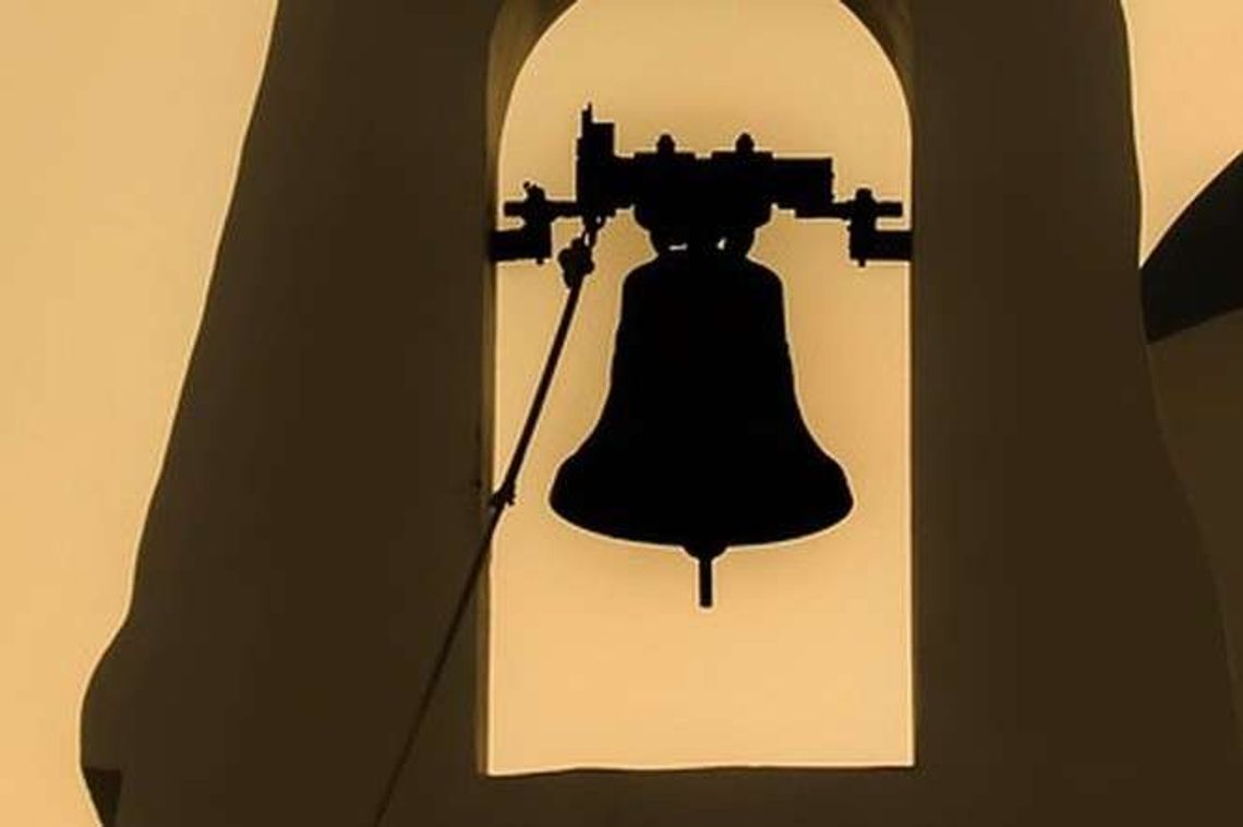 Niemcy grabili wszystko, więc mieszkańcy zakopali dzwon. Szukają kolejnych