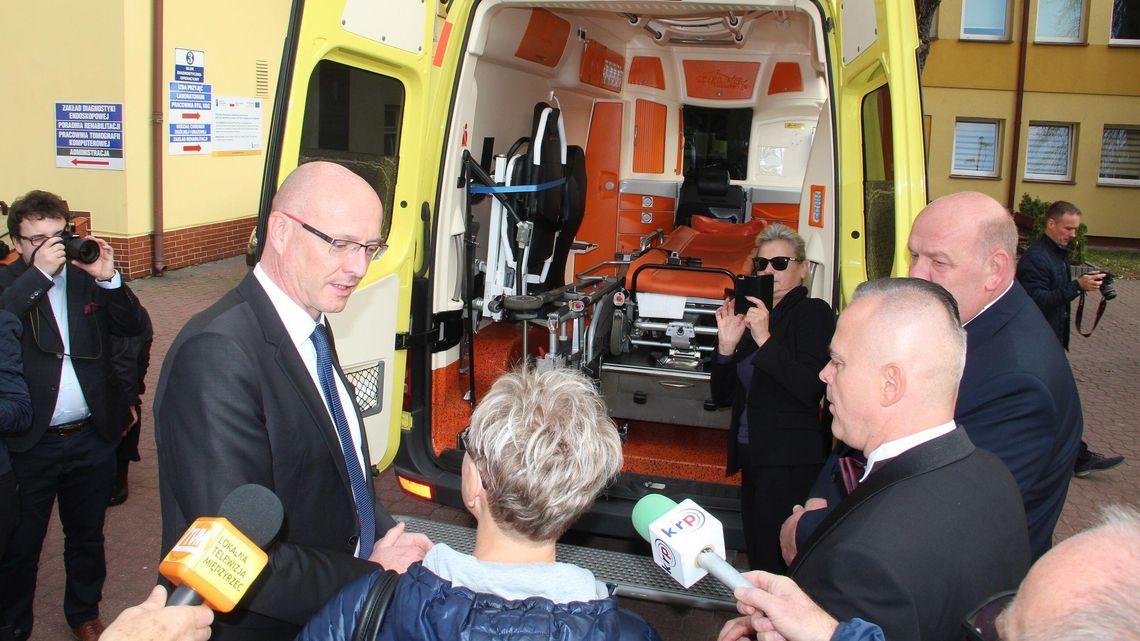 Niemcy przekazali powiatowi bialskiemu karetkę z pełnym wyposażeniem Niemcy przekazali powiatowi bialskiemu karetkę z pełnym wyposażeniem