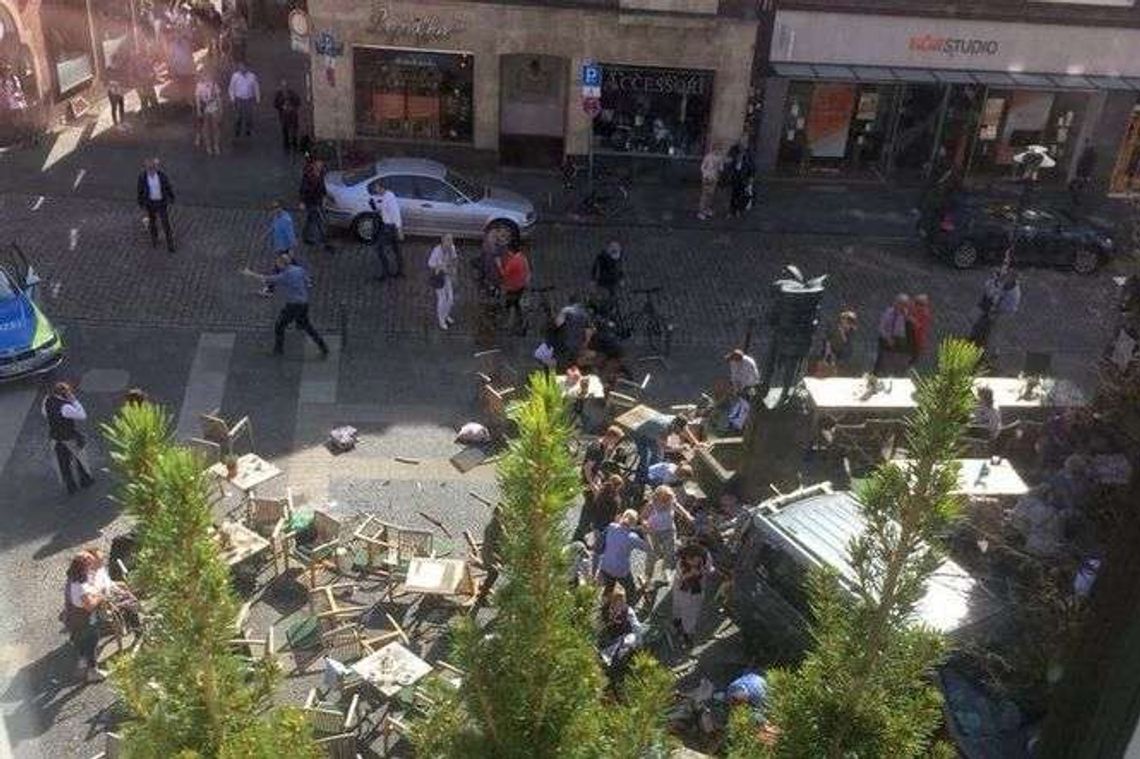 Niemcy: Samochód wjechał w tłum ludzi. Wiadomo kim był kierowca [wideo]