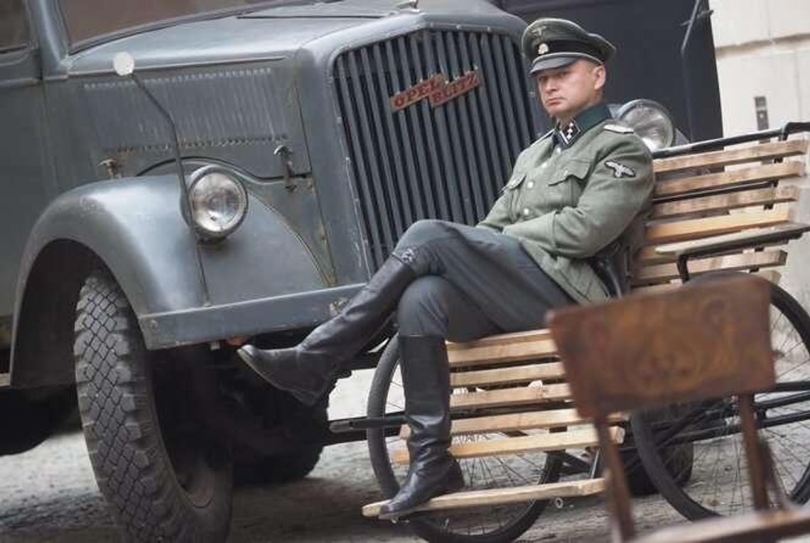 Niemiecki żołnierz na lubelskim Starym Mieście i afisze z epoki [zdjęcia]