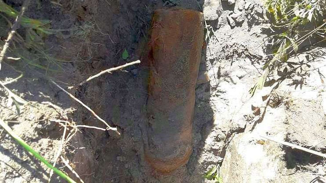 Niemieckie pociski rakietowe na torowisku. Pochodzą z wysadzonego pociągu?