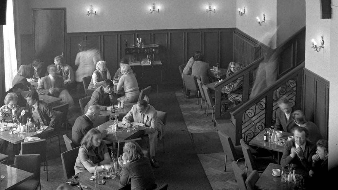 Niemoralne siedzenie na tarasie. O lubelskich kawiarniach w okresie PRL