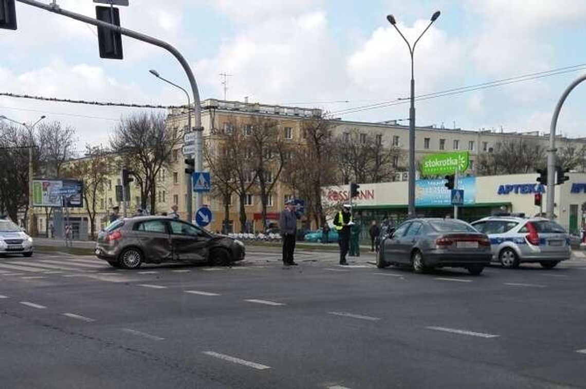 Nieoznakowany radiowóz zderzył się z seatem. Wypadek na Drodze Męczenników Majdanka