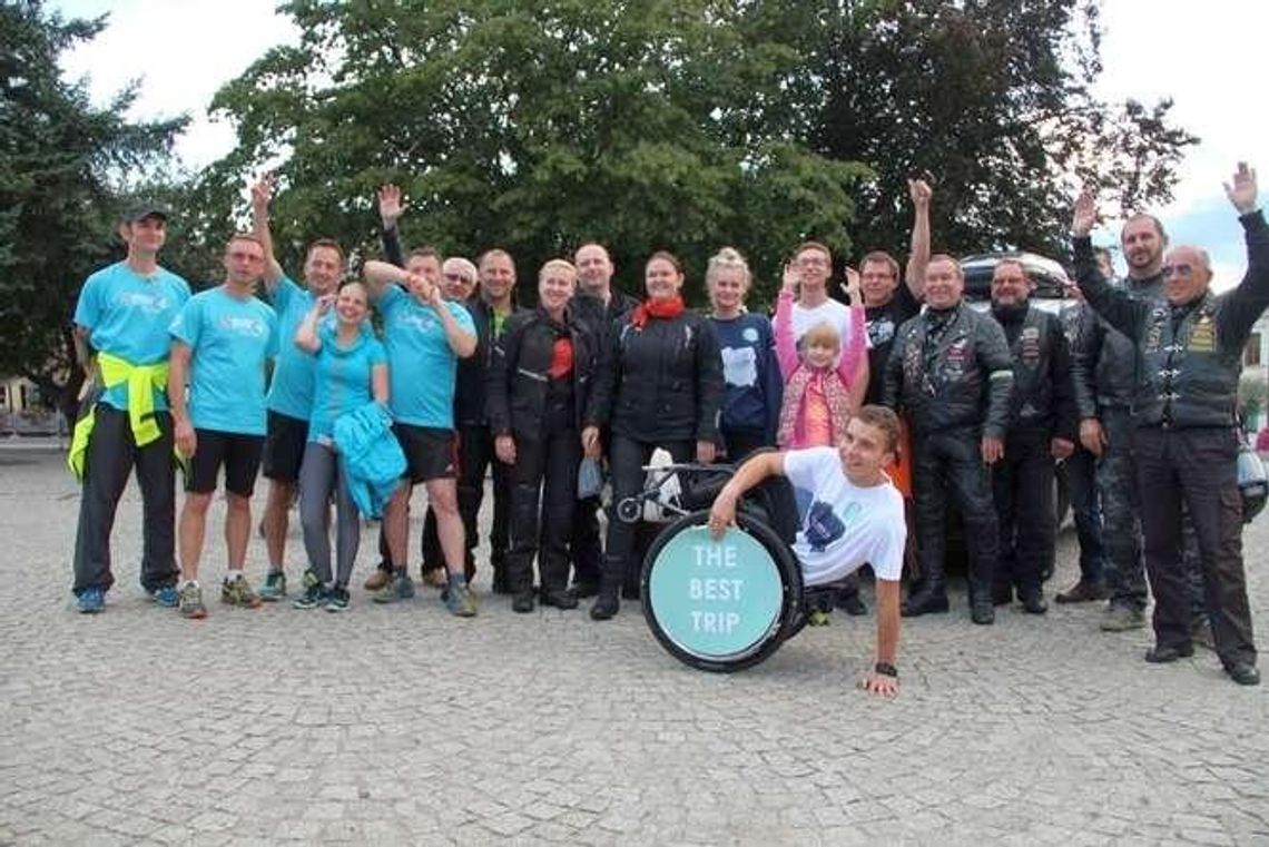 Niepełnosprawny Adrian przemierza Polskę na wózku. "Pomaganie uzależnia"