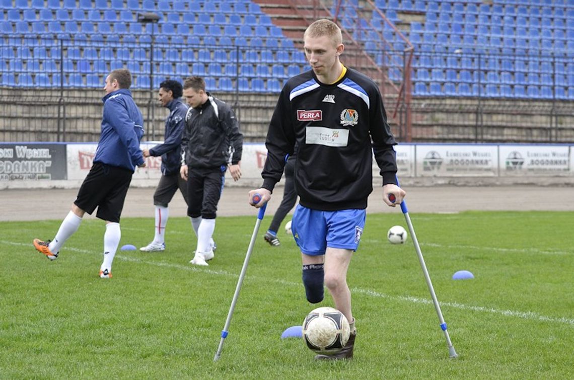 Niepełnosprawny piłkarz na treningu Motoru