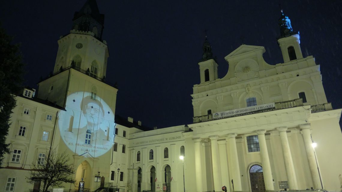 Niepodległościowy pokaz na Wieży Trynitarskiej