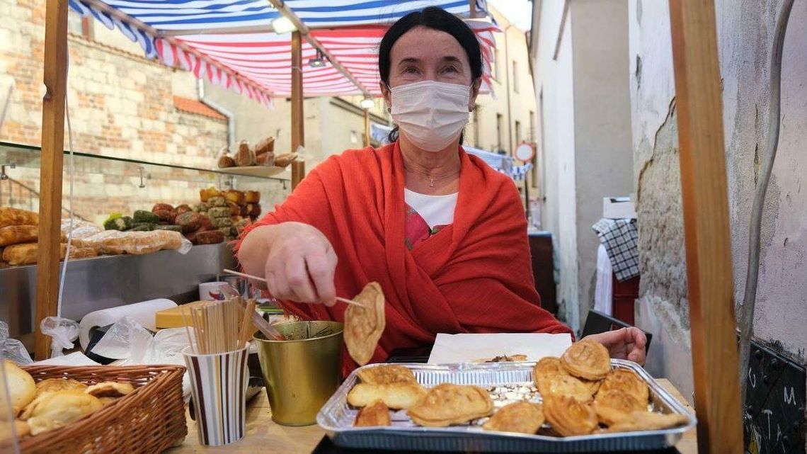 Niepozorną, staromiejską uliczkę ożywił kiermasz. Kupisz tu cebularza i piwo [foto]