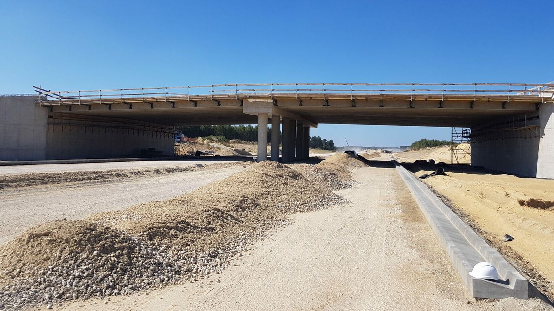Nieproszeni goście na budowie autostrady. Wykonawca ostrzega 