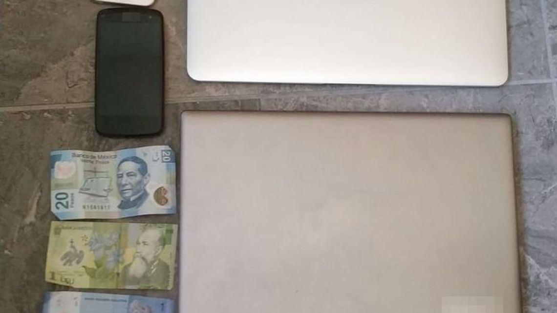 Nieproszony gość wszedł do domu w nocy, kiedy gospodarze spali Nieproszony gość wszedł do domu w nocy, kiedy gospodarze spali