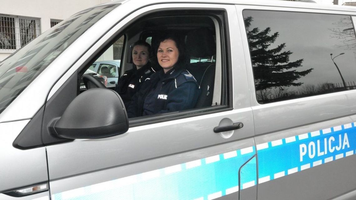 Nieprzytomna kobieta w zamkniętym aucie. Policjantki wybiły szybę Nieprzytomna kobieta w zamkniętym aucie. Policjantki wybiły szybę