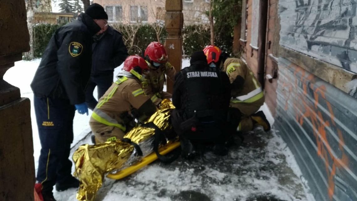 Nieprzytomny mężczyzna na ulicy. Zareagował świadek