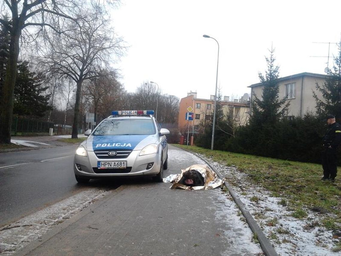 Nieprzytomny na ulicy przez godzinę czekał na karetkę